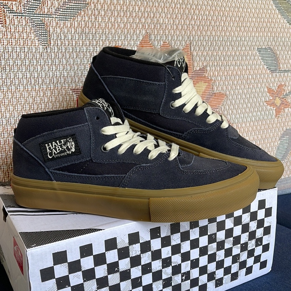Vans Men’s Skate Half Cab
Navy/Gum
VN0A5FCDNGM
Sneakers - Picture 4 of 16